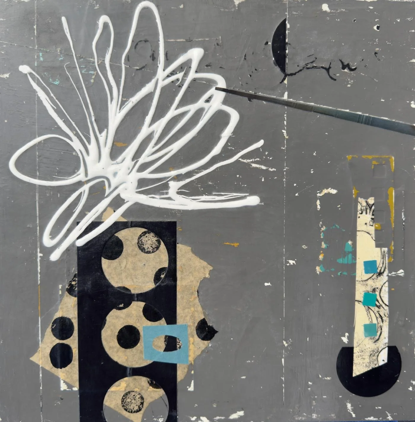 Peinture abstraite contemporaine en techniques mixtes sur panneau de bois, grand mouvement blanc et formes circulaires contrastées sur fond gris, par Josée Larocque.