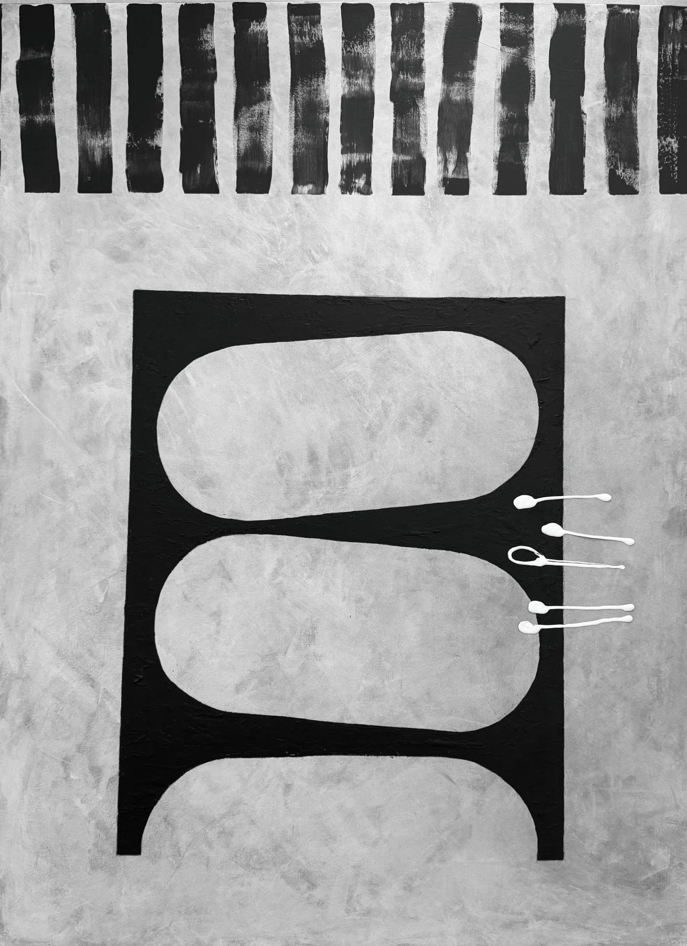 Peinture abstraite contemporaine en techniques mixtes sur panneau de bois, formes noires structurées et contraste marqué sur fond clair texturé, par l’artiste québécoise Josée Larocque.