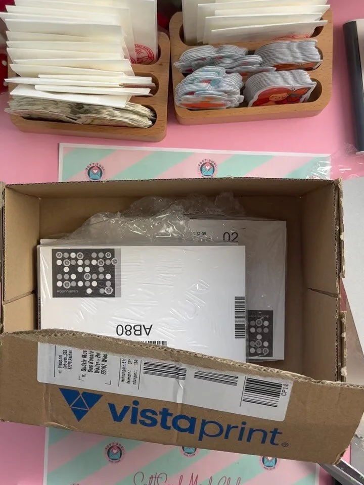 Meine neue Visitenkarten &ndash; gestaltet im Postkartenformat zeigt meine selbstgemachte M&uuml;tze &ndash; einfach zuckers&uuml;&szlig;! 🥰
Auf dem Weihnachtsmarkt in Iphofen verschenke ich sie an alle Besucher.
Wenn du meinen Newsletter abonnierst