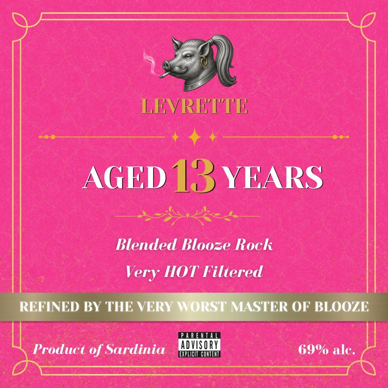 Etichetta di un prodotto alcolico con sfondo rosa, logo di un maiale con cappello e sigaretta, scritto in italiano: "Levette, Età 13 anni, Rock Mescolato, Molto caldo filtrato, Rivisitato dal peggior maestro del sangue, Prodotto di Sardegna, 69% alcol".