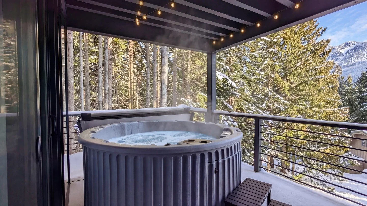 Trade the crisp mountain air for 104 degrees of pure mountain bliss.

After a day carving through the powder at Hyak, your recovery begins here. Perched overlooking the Cascades, our private hot tub is the ultimate sanctuary for tired legs and quiet 
