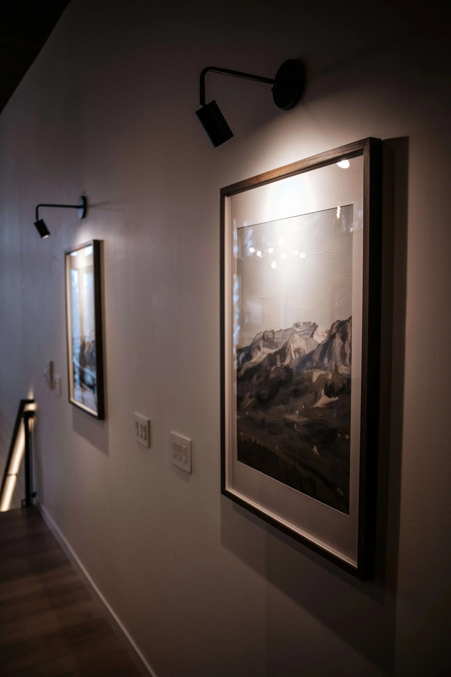 Walk through a gallery of serenity at Hyak. Ideal basecamp for the 2026 FIFA World Cup. Retreat to modern architectural luxury. Book now at: airbnb.com/rooms/1563304593380698710 #SnoqualmiePass