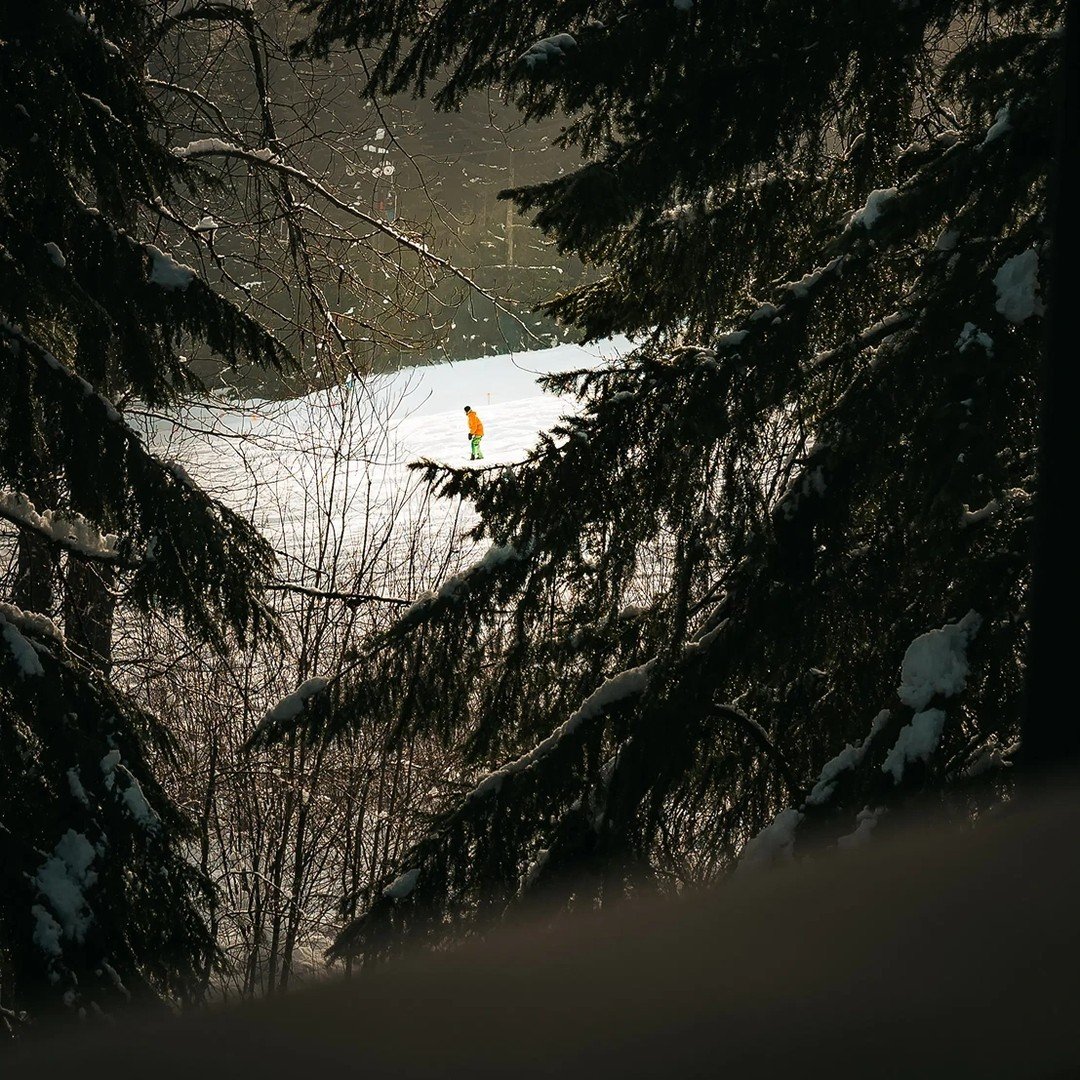 Step onto the powder of Hyak. Discover the best ski in/out house in the Cascades. After a day on the slopes, soak in our private hot tub. Book now: airbnb.com/rooms/1563304593380698710 #Hyak
