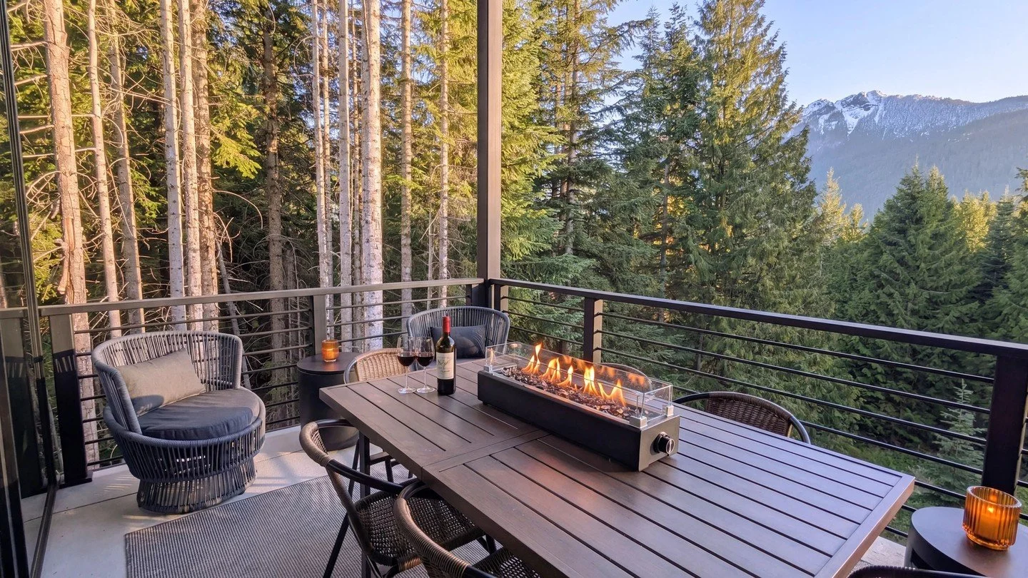 Take your sunset wine hour to the deck. Soak in panoramic Cascade views from our new hanging egg chair and swivel armchairs. Cozy up by the fire table for outdoor dining at Hyak, surrounded by dense forest. The ultimate mountain escape is here. 🍷 #S