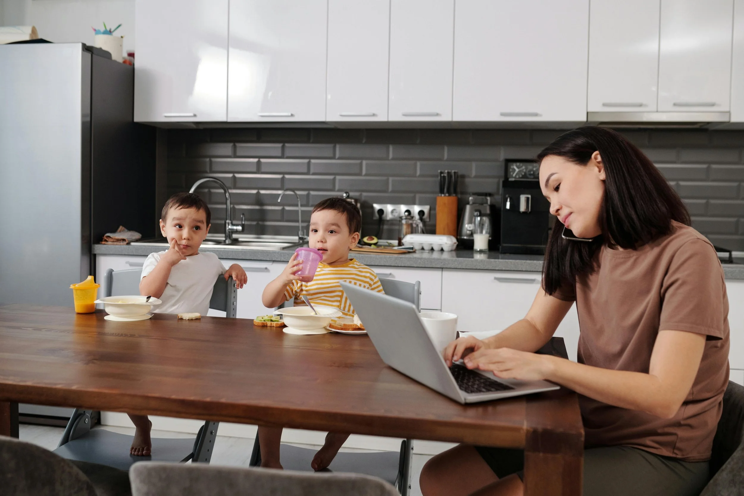 Online therapy for working moms managing stress, burnout, and motherhood mental load