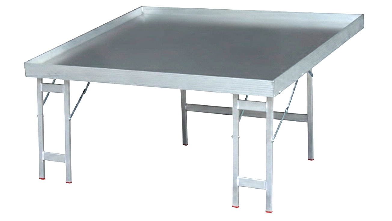 Mesa de trabajo de metal con superficie plana y estructura de patas metálicas. Lista para usar en mercado y vender ropa fruta complementos o otros accesorios
