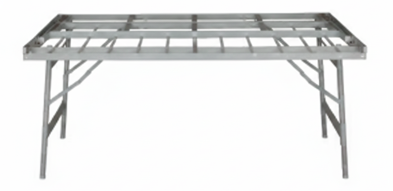 Estructura metálica para mercadillo en forma de mesa o soporte, con patas cruzadas y superficie de rejilla.