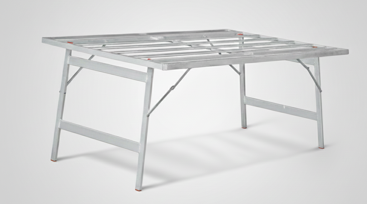 Mesa plegable de aluminio con estructura metálica color plata.