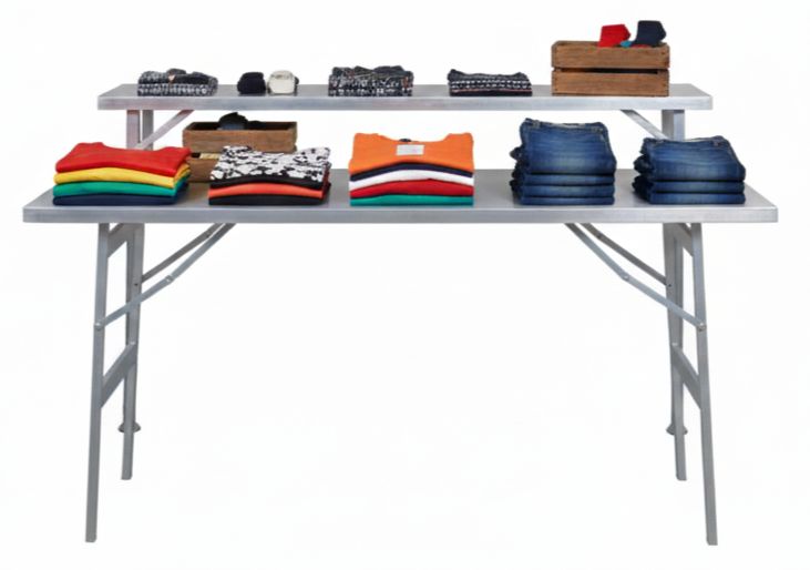 Ropa sobre Mesa de aluminio reforzado resistente y fácil de transportar para mercado o feria con posible inclinación y superficie de vitroresina con perfil de 30x18. Aguanta 90kg. Mesa con estanteria