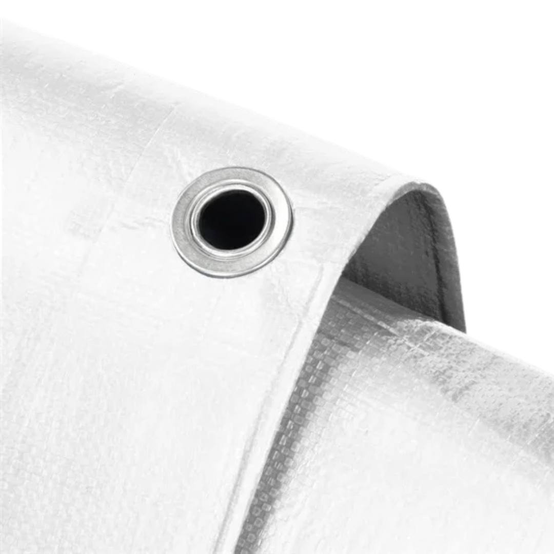 Detalle de los toldos, con el extremo parcialmente desenrollado.