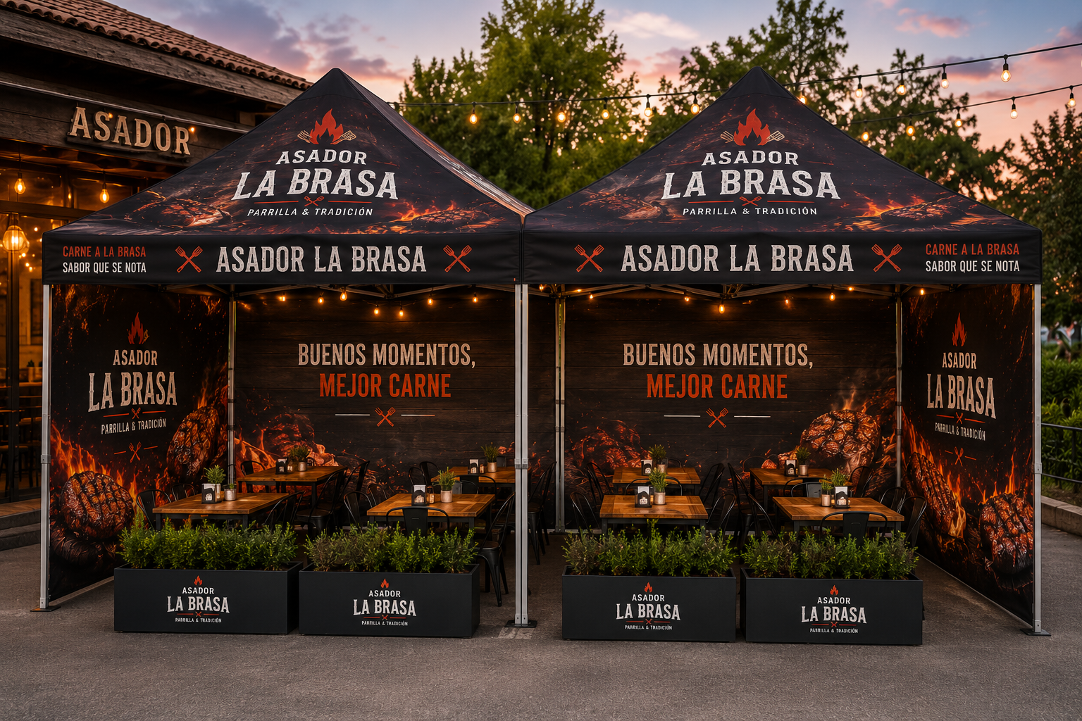 Carpa negra con publicidad para un asador llamado La Brasa, con mesas y sillas, plantas decorativas, y decoraciones de fogata y carne asada, en un ambiente al atardecer con luces decorativas