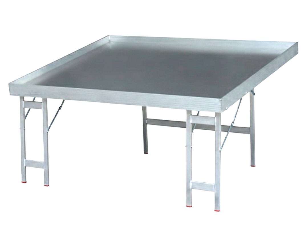 Mesa de trabajo de acero inoxidable con borde elevado.