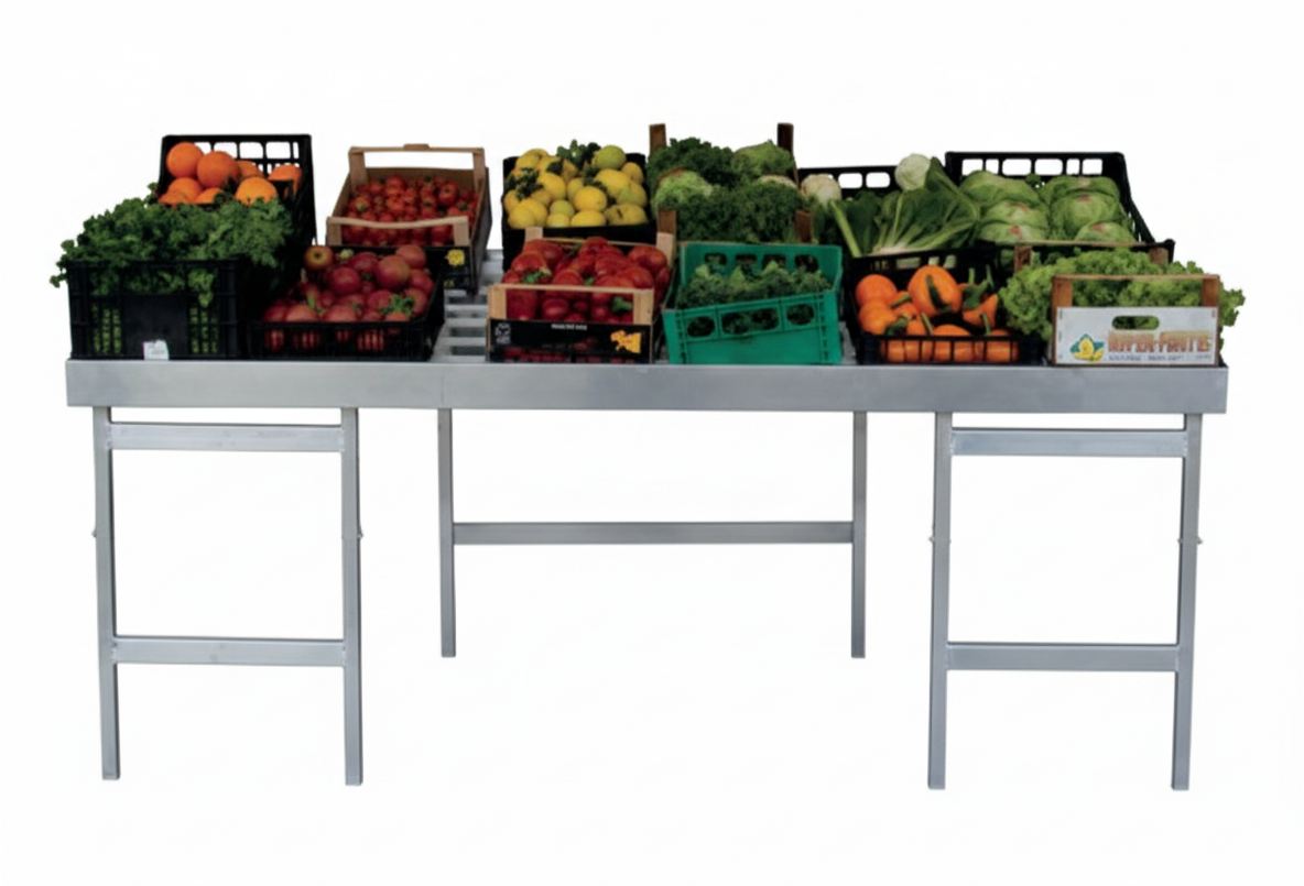 Mesas con diferentes tipos de frutas y verduras en cajas y cestas. Para mercados o ferias para ropa y fruta