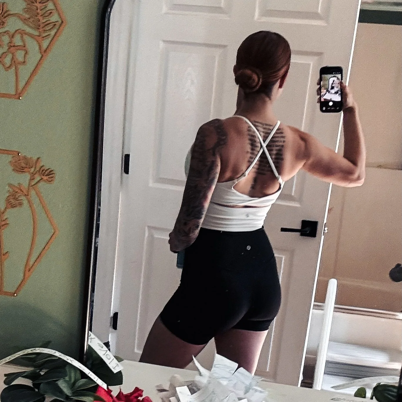 Trying to make my back look like @ilonamaher 

#fitmoms #gym #momswholift #backday