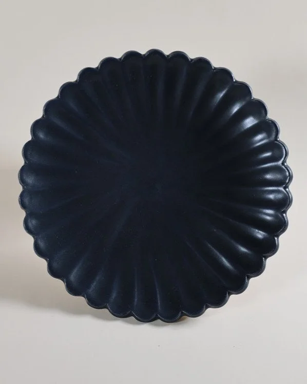 Daisy Plate in Matte Black (Large) 1.jpg