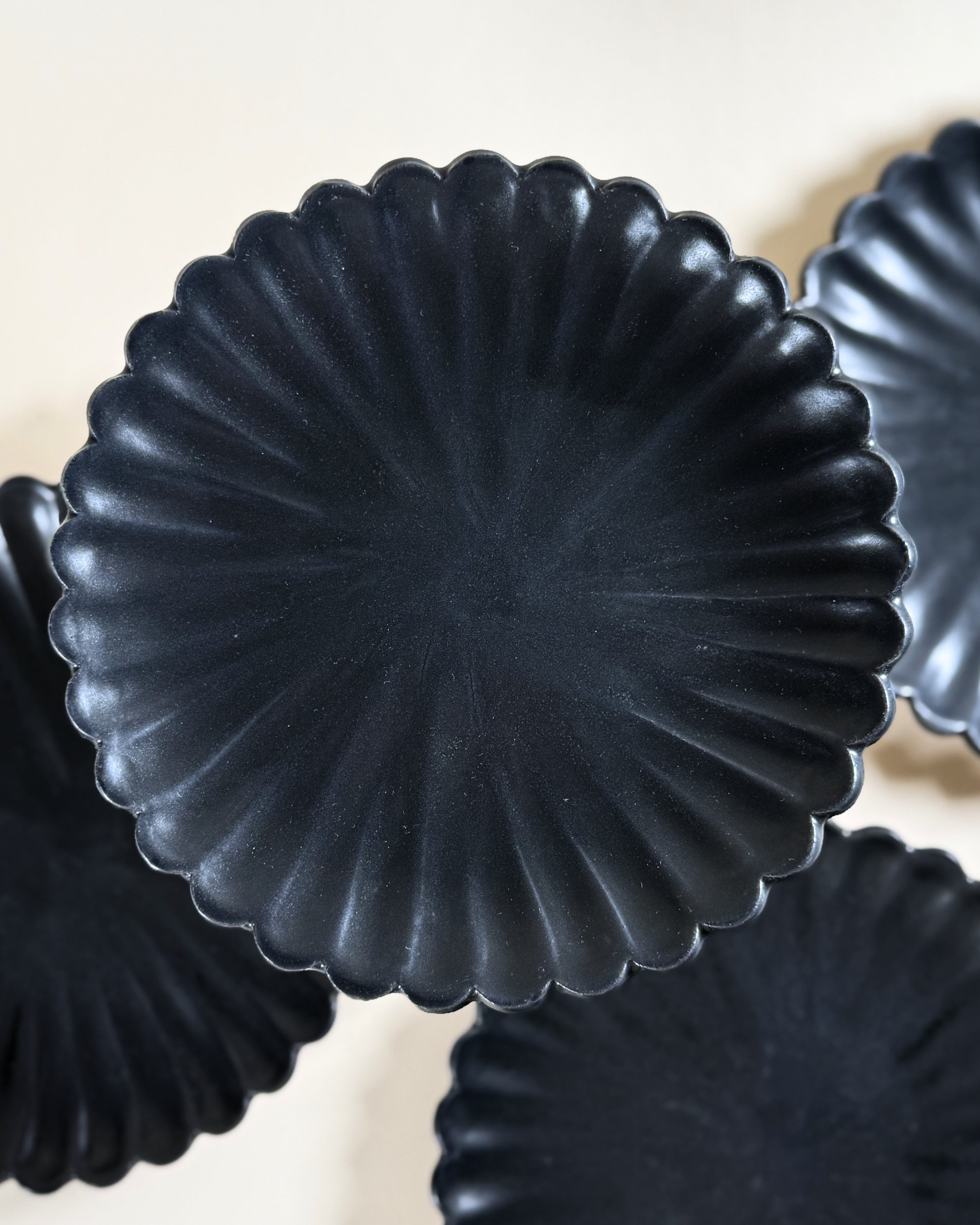 Daisy Plate in Matte Black (Large)