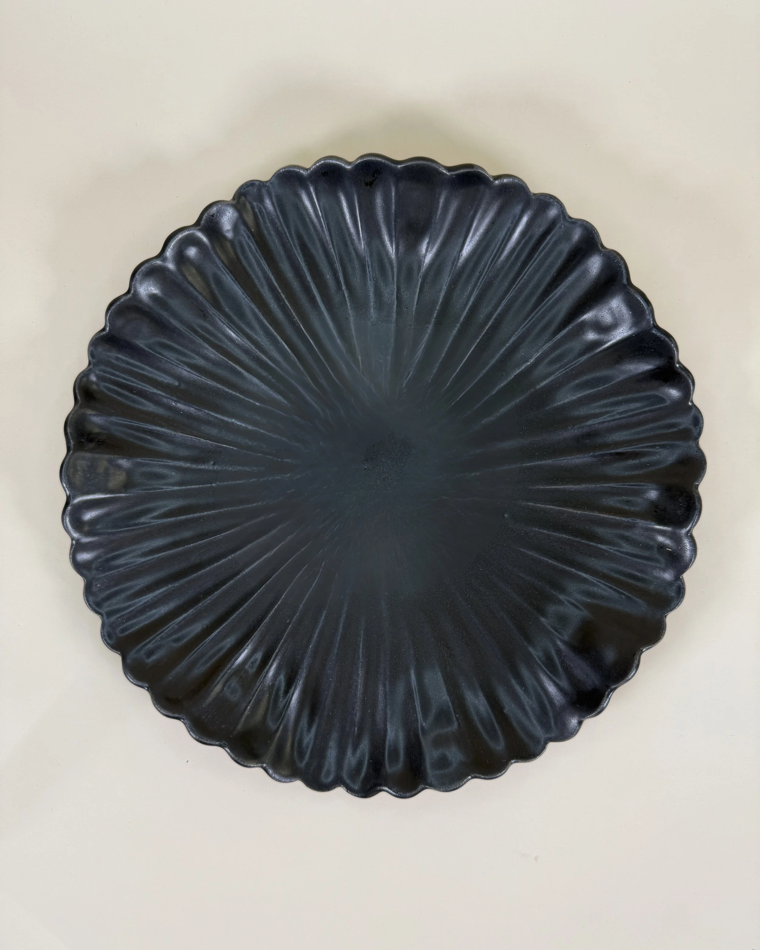 Wave Platter in Matte Black (Large)