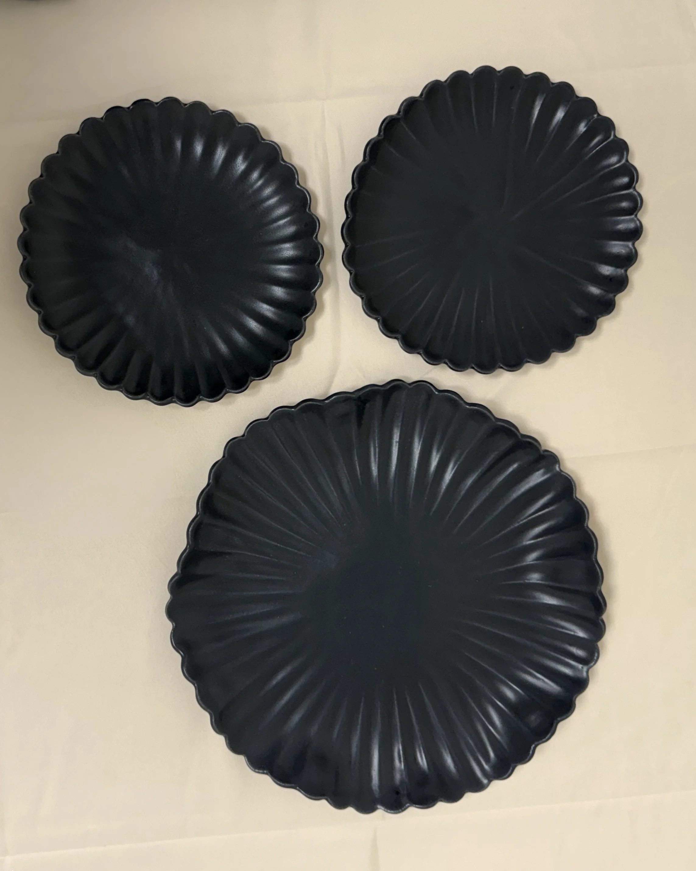 Wave Platter in Matte Black (Large) 4.jpg