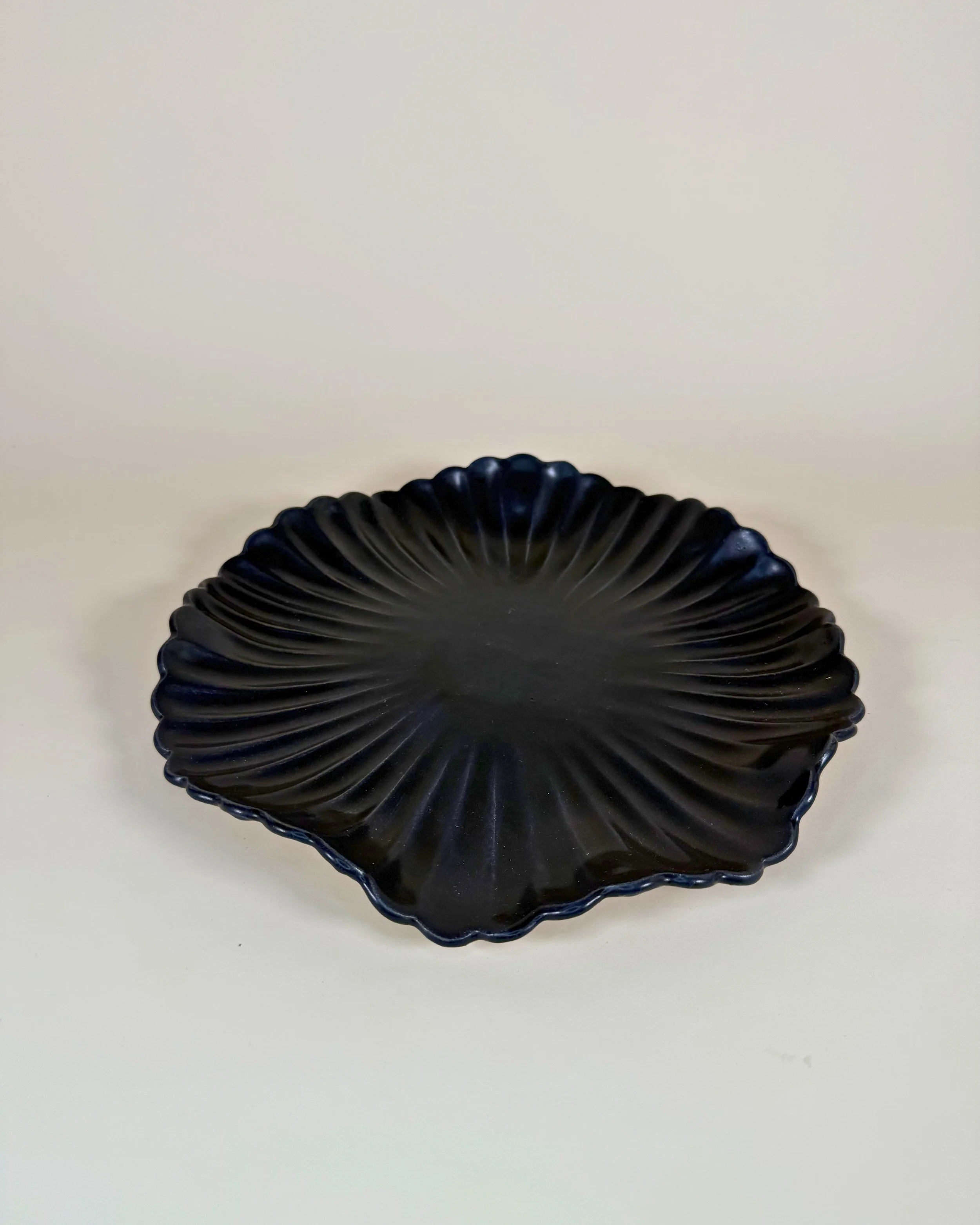 Wave Platter in Matte Black (Large) 3.jpg