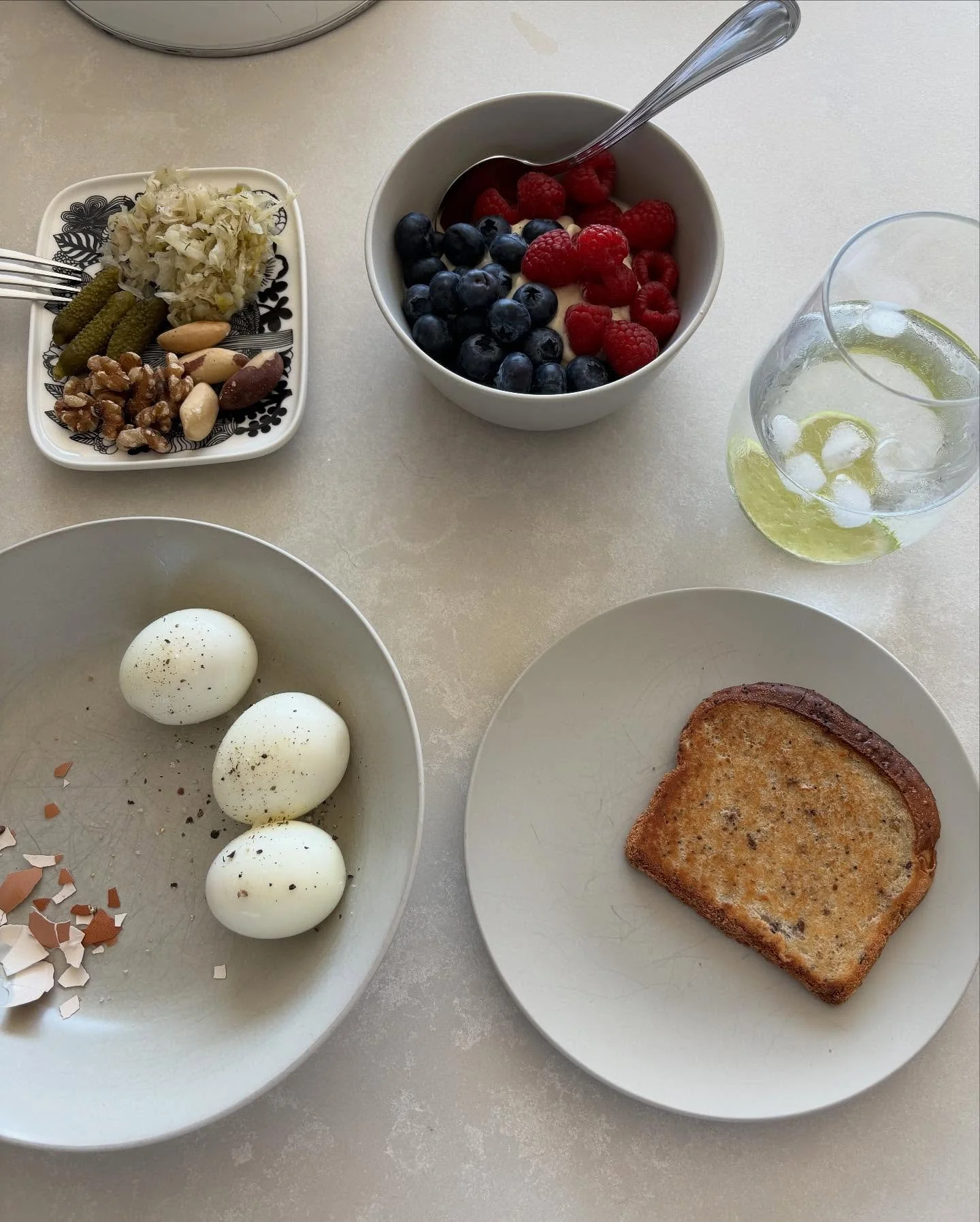 My current breakfast set-up 🙌🏽

Breakfast fuels your body and brain after a night of fasting, providing the nutrients needed to kick-start metabolism &amp; energy production, while setting the tone for the rest of your day. 

🫐 Antioxidants: Blueb