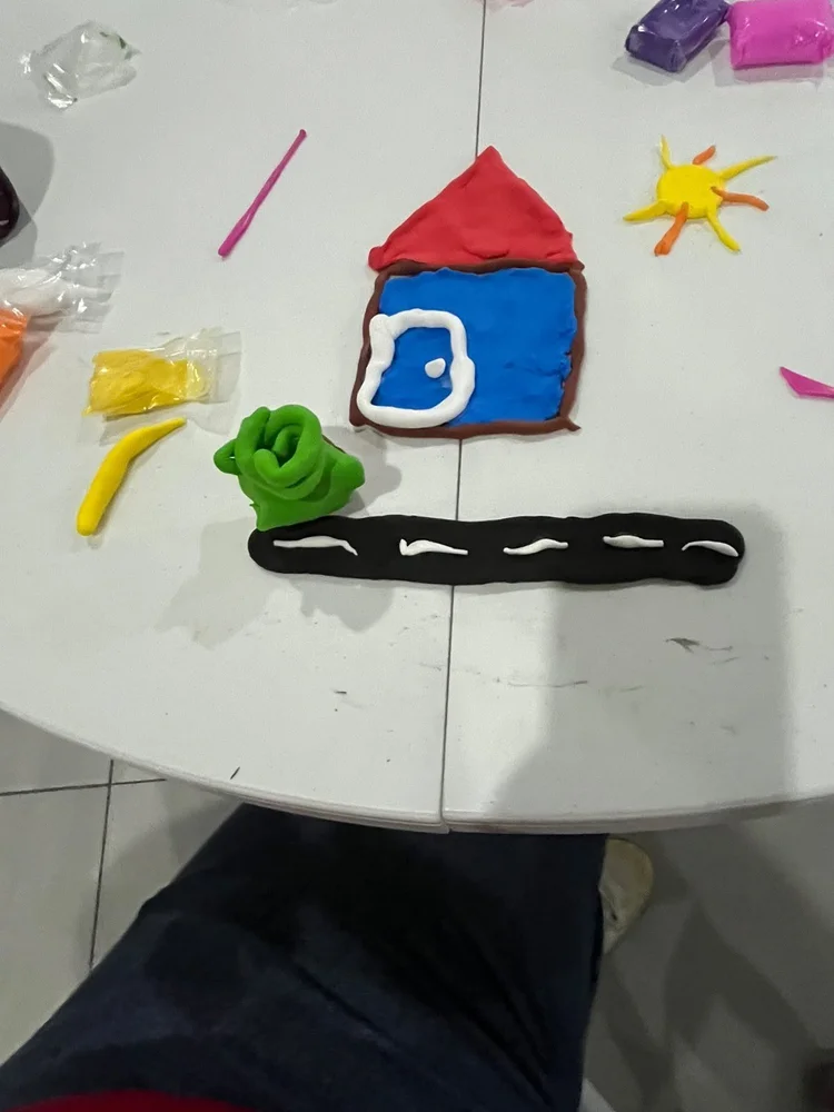 Trabajo manual con plastilina realizado durante una actividad terapéutica