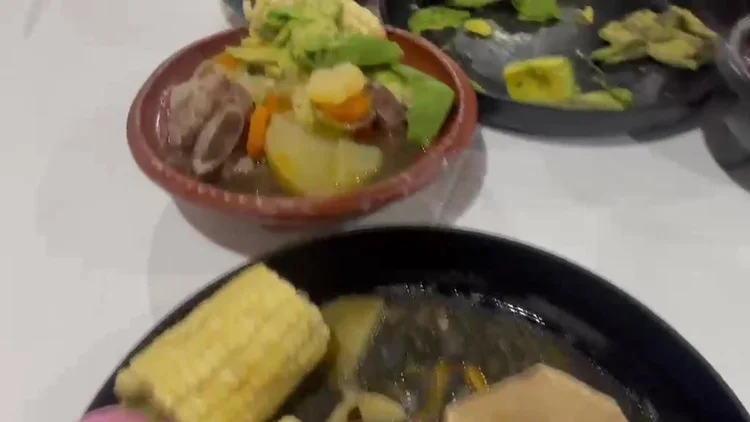 Caldo de res con verduras y elote