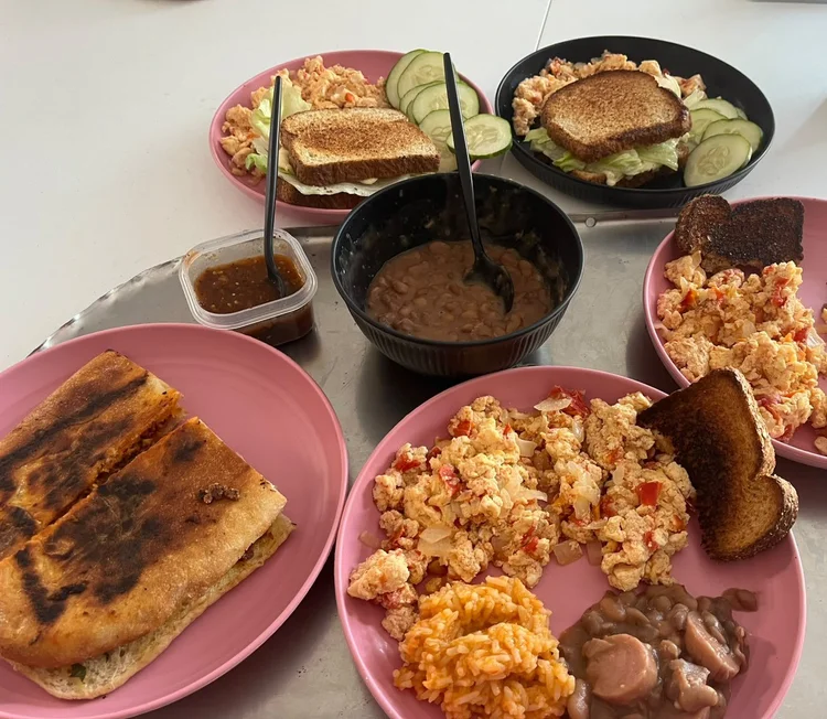Desayuno: huevo a la mexicana, arroz, frijoles y pan tostado