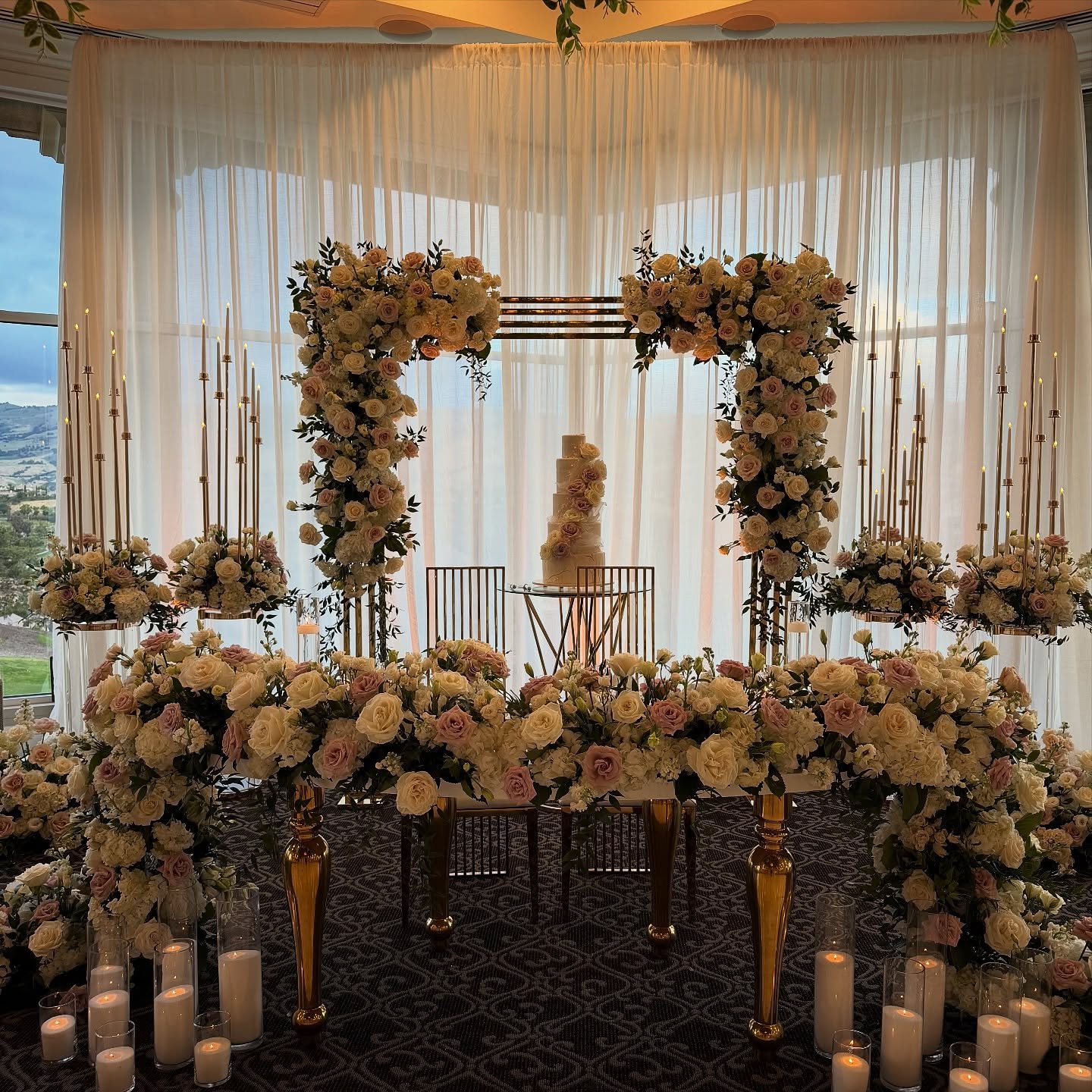 Day &rarr; Night. Same setup. Different vibe.

Seeing a space transform as the day evolves is a perk of the job.

Sweetheart table goals 🤍

💐: @blooming_bouquet_d