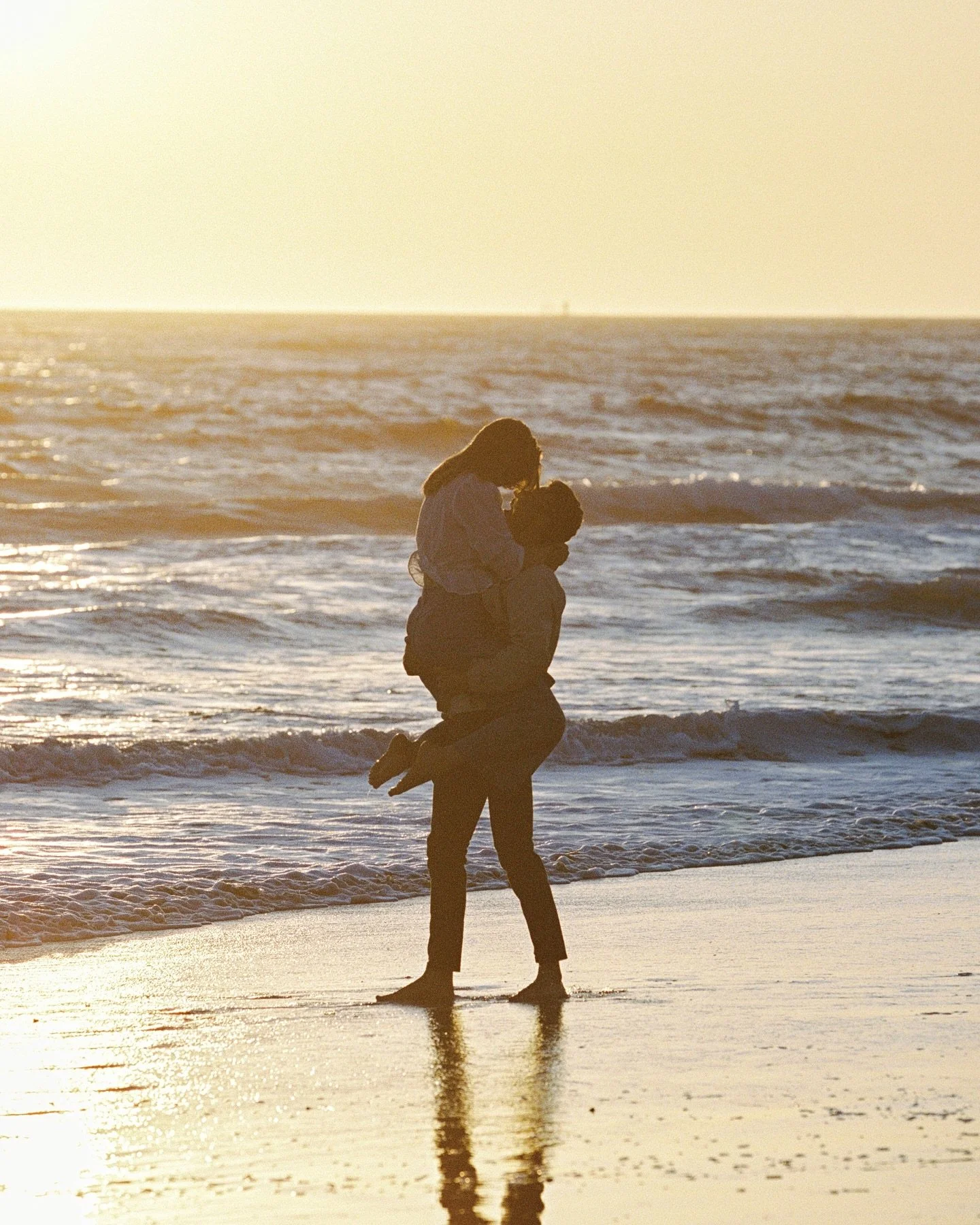 sus + jack being the absolute cutest and giving all the nostalgic summer Pinterest vibes 🌞🪄

#couplebeachshoot #engagementphotos #beachcouple #pinterestinspo #lagunabeach #crystalcove #lovestories