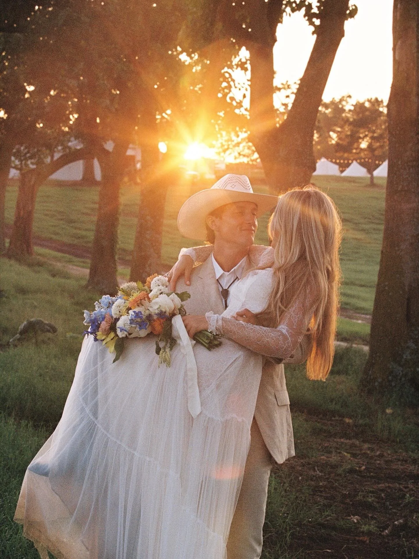 after pouring rain the sun came out right before the ceremony for Rachel and Tyler and the
photos turned out magical 🌞

Coordination: @blissful_planning @lexi_merkle
Florist: @bothbloomstudio
Catering: @firewildaustin
Rentals: @lootrentals
@allameri
