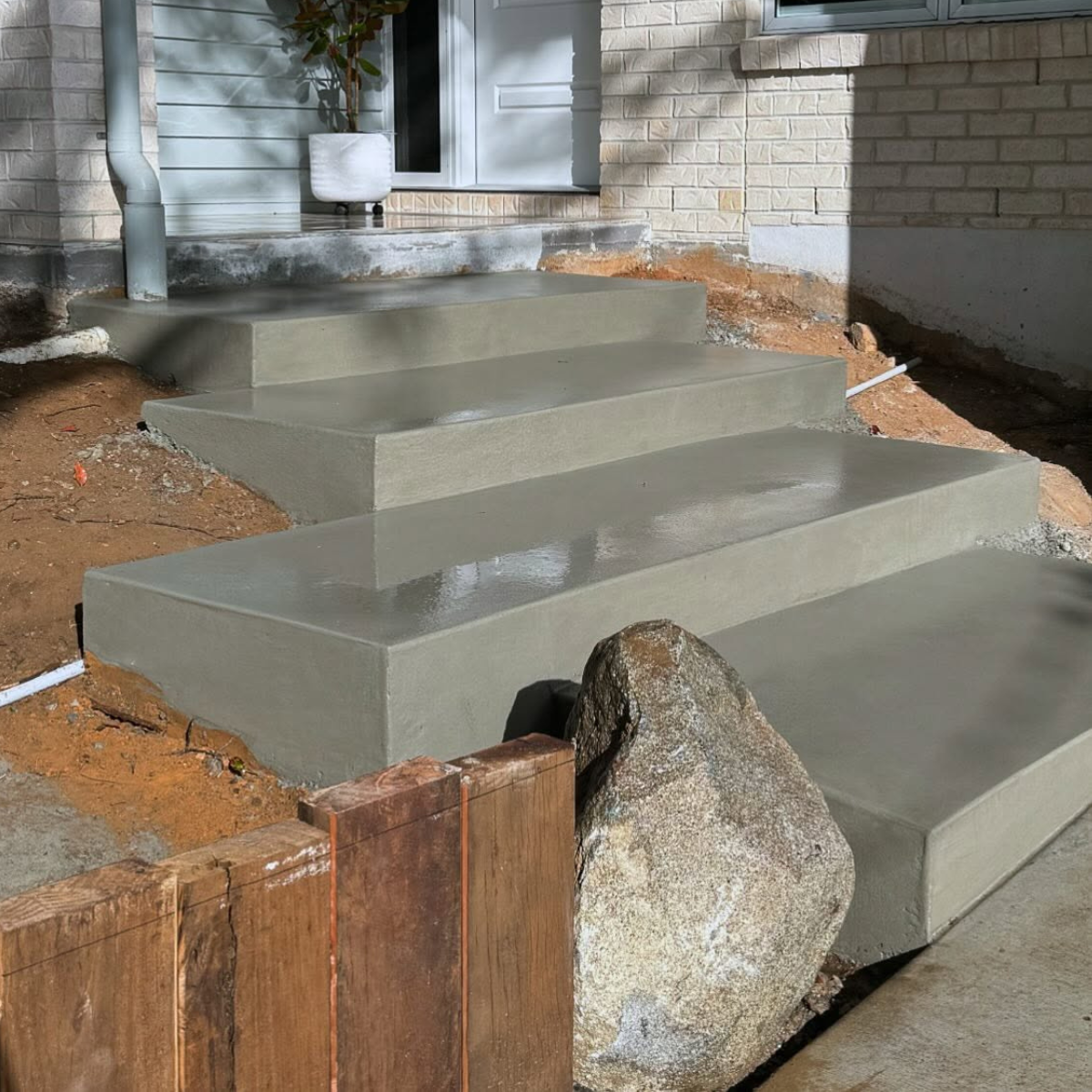 Freshly Poured Architectural Concrete Stairs Completed By Bulty’s Concreting On The Sunshine Coast, Showcasing High-End Residential Concreting, Formwork Precision, And Custom Stair Construction.

