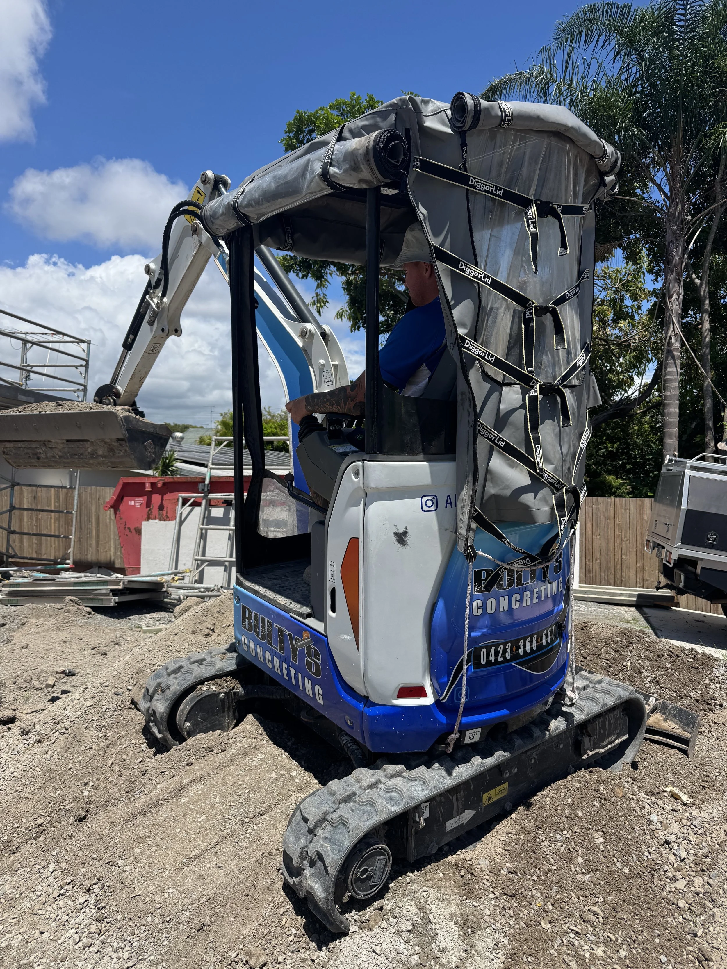Bulty’s Concreting Excavator Completing Earthworks And Site Preparation On The Sunshine Coast, Preparing The Foundation For Residential Or Commercial Concrete Slab Installation.