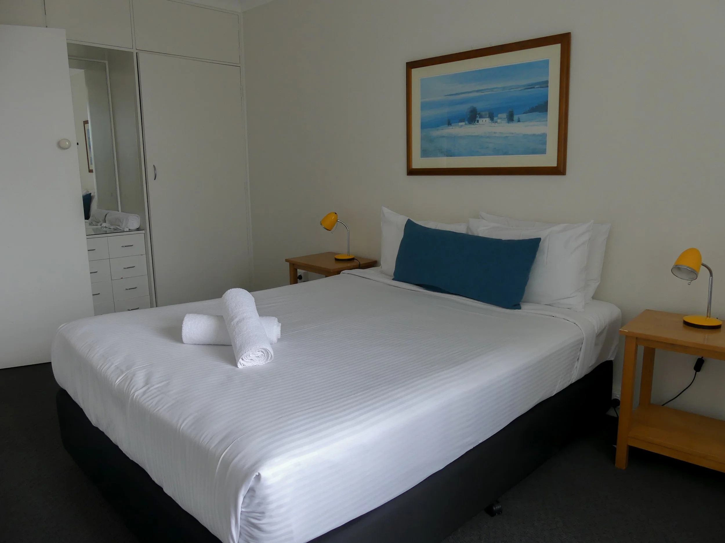 Queen bed 1.jpg