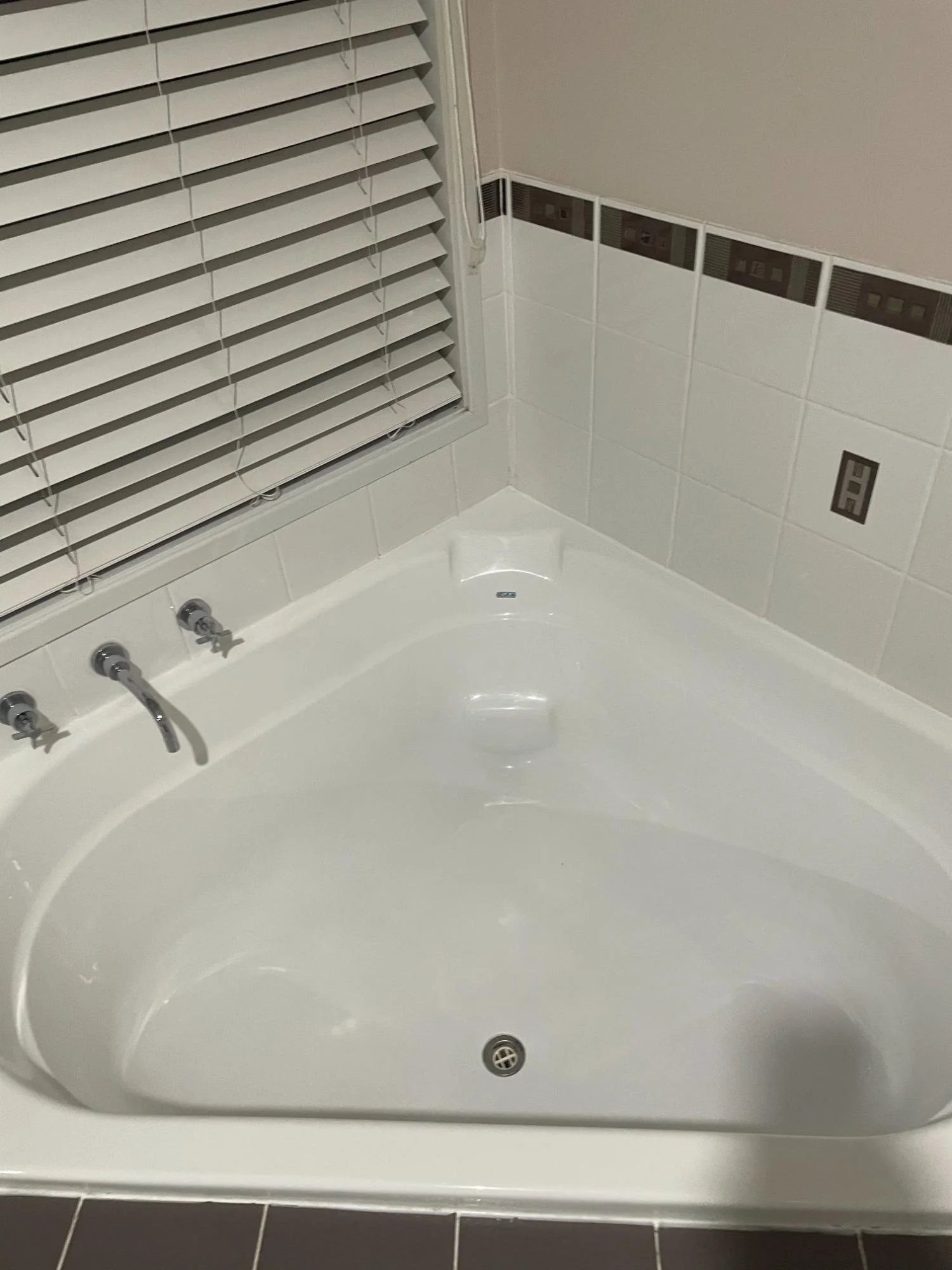 White corner bathtub