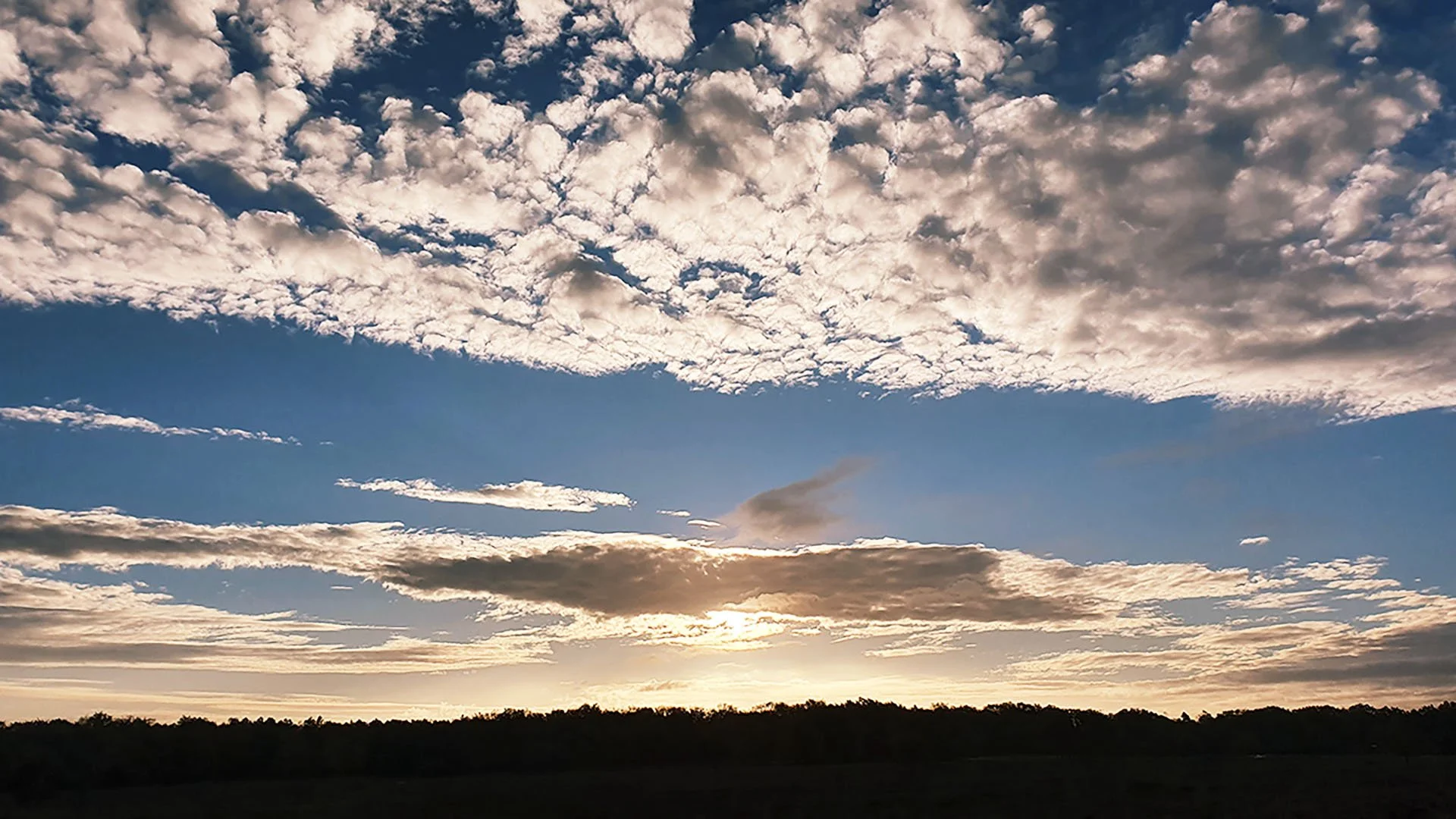 Zonsondergang met wolkenvorming boven de horizon.