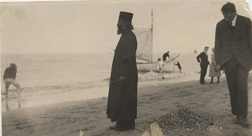 Hazrat Inayat Khan, grondlegger van Soefisme, aan de kust van Katwijk Aan Zee in 1921.