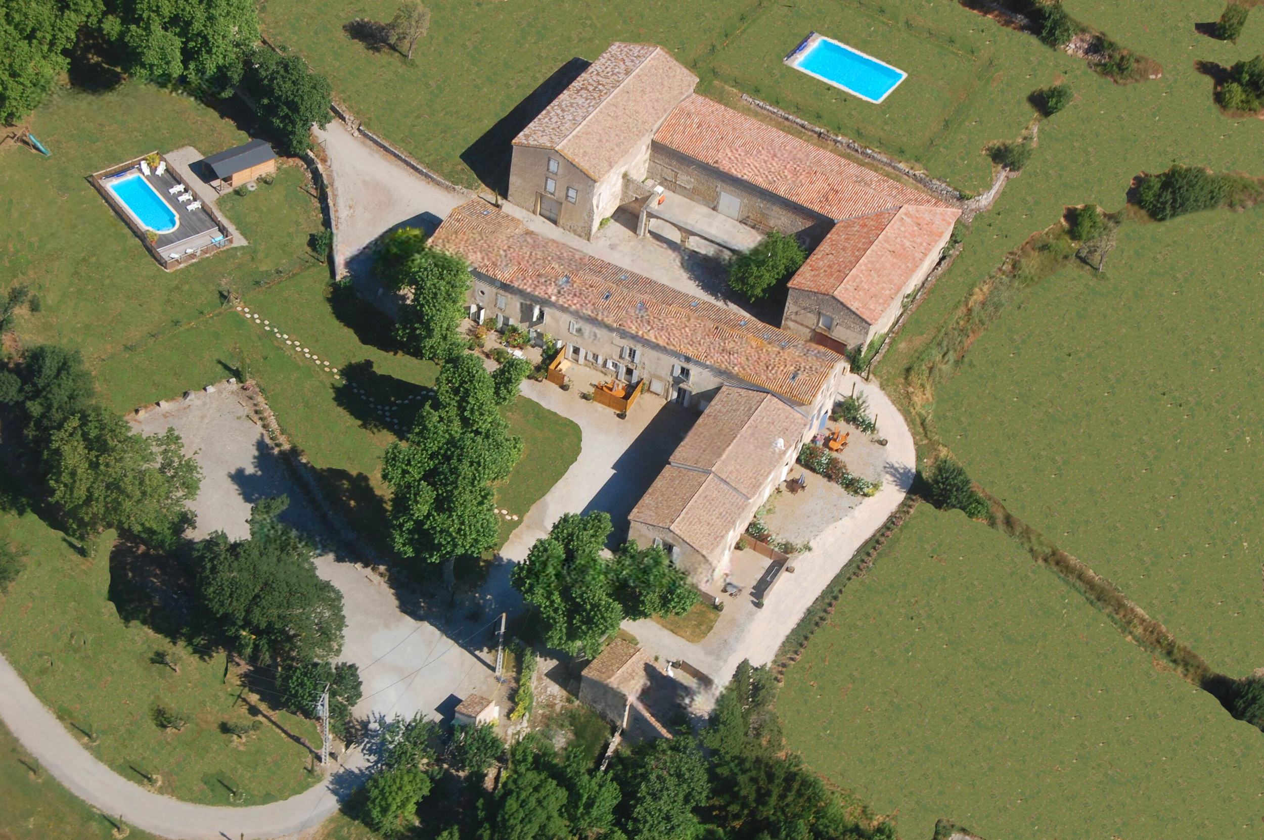Vue aérienne du Domaine de Garille avec les 8 gîtes