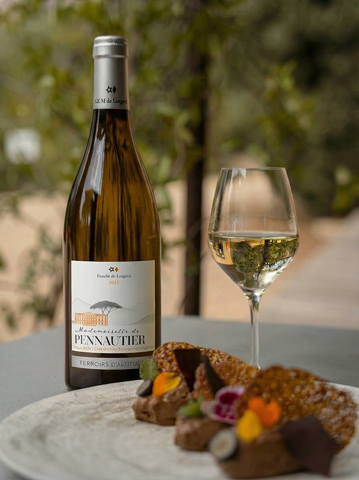 Plat et vin blanc Mademoiselle