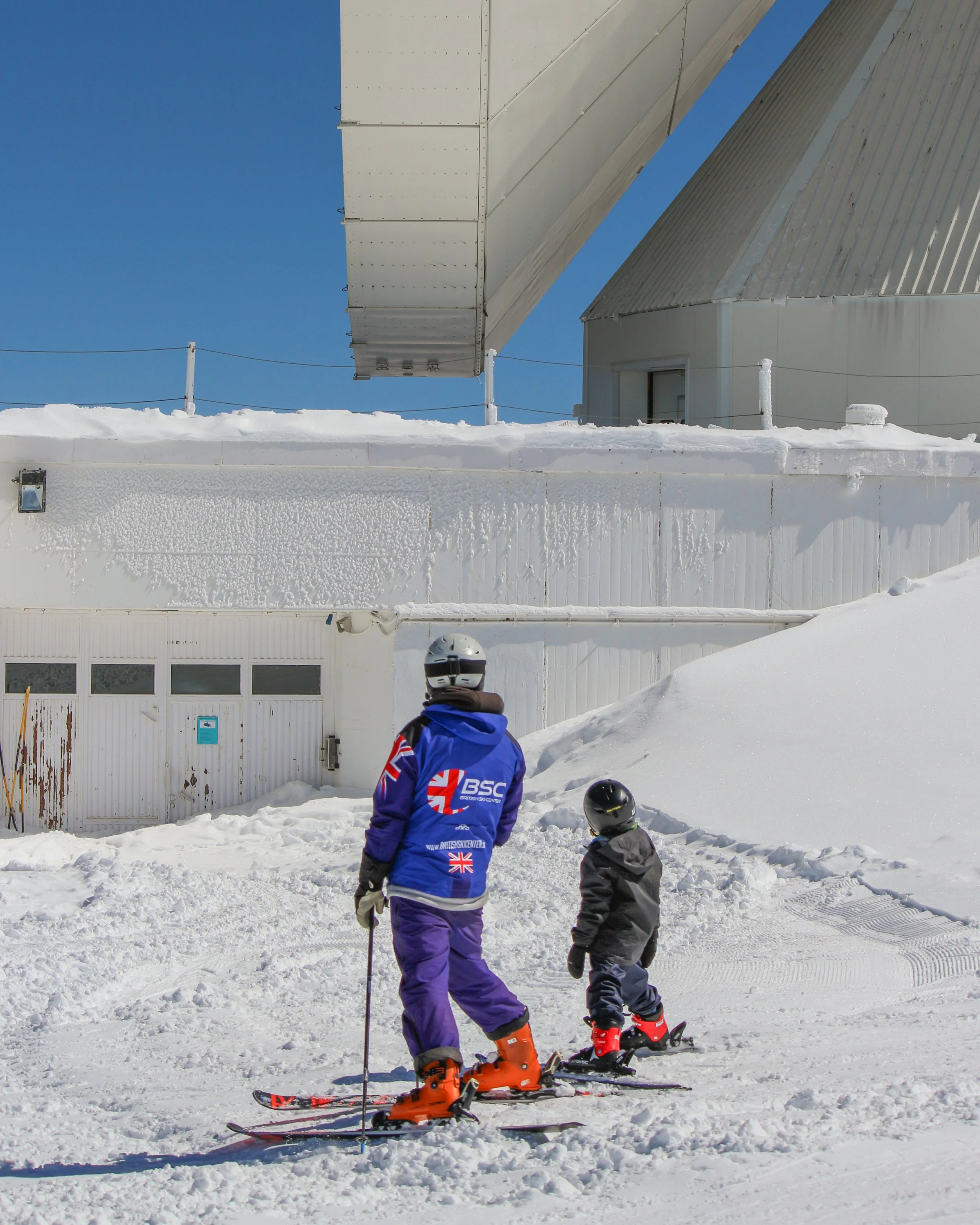 Private english ski instructor holding a lesson with a child in Sierra Nevada