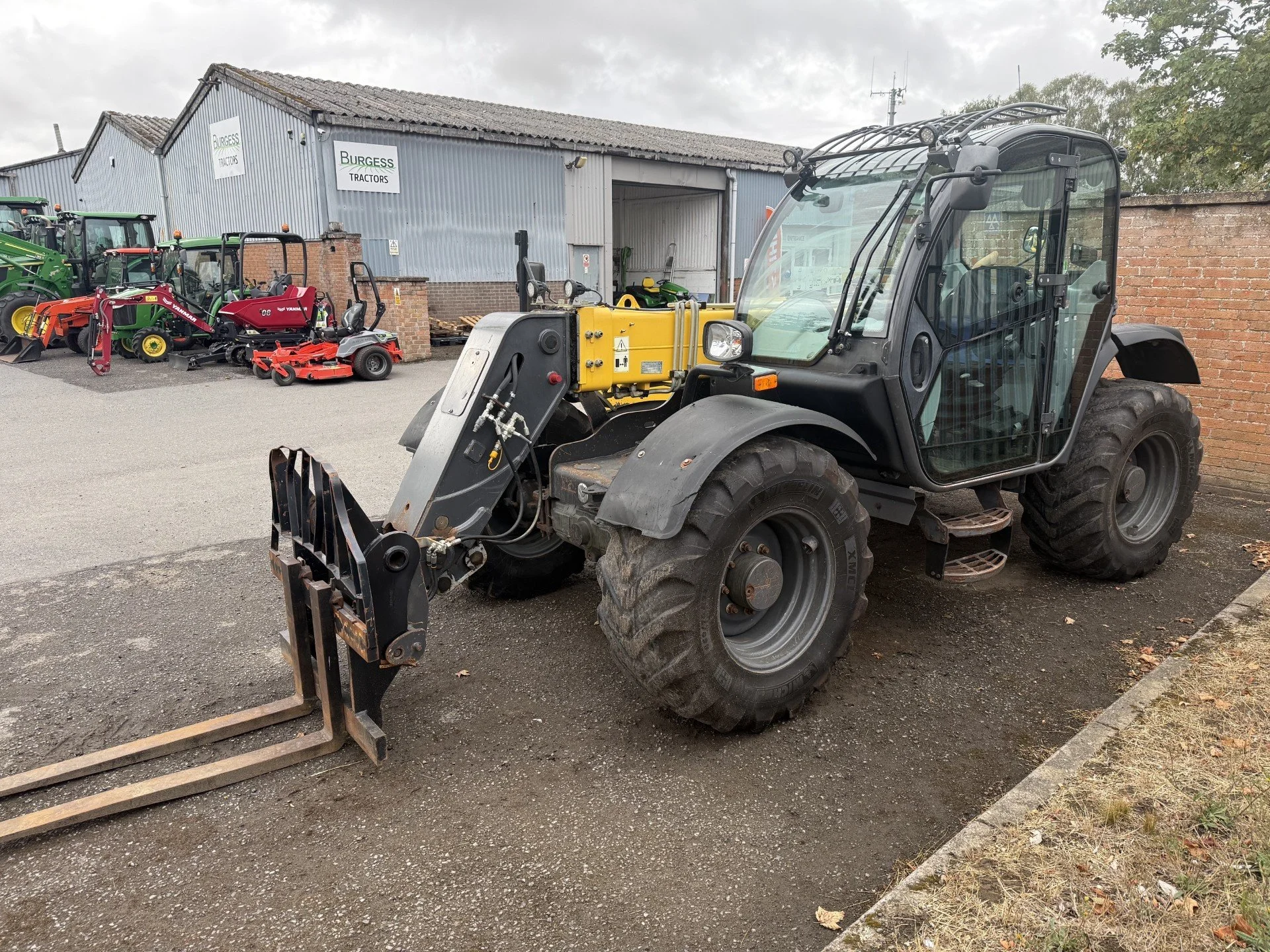 Yellow and black New Holland TH7.42 Elite Telehandler