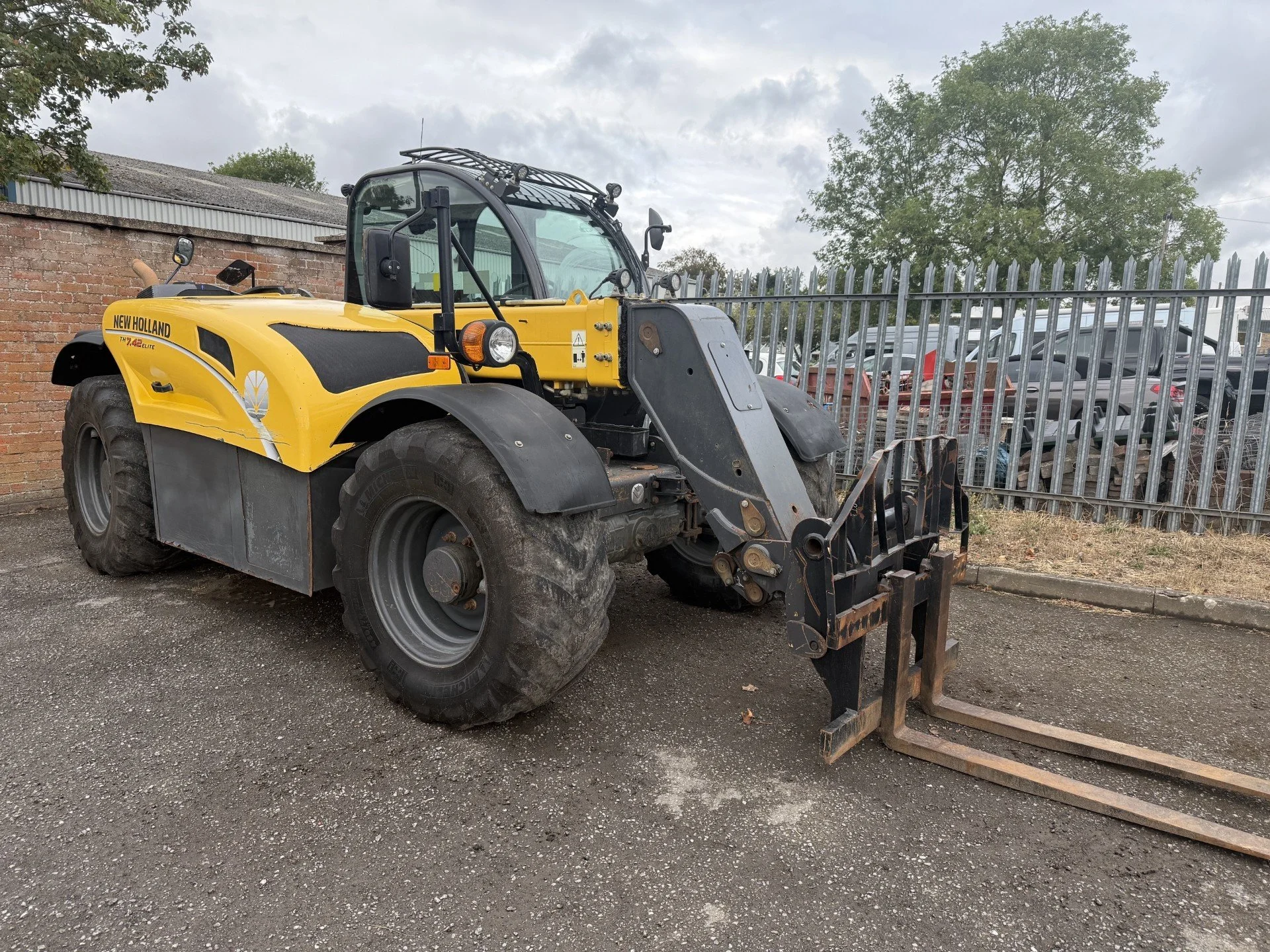 Yellow and black New Holland TH7.42 Elite Telehandler