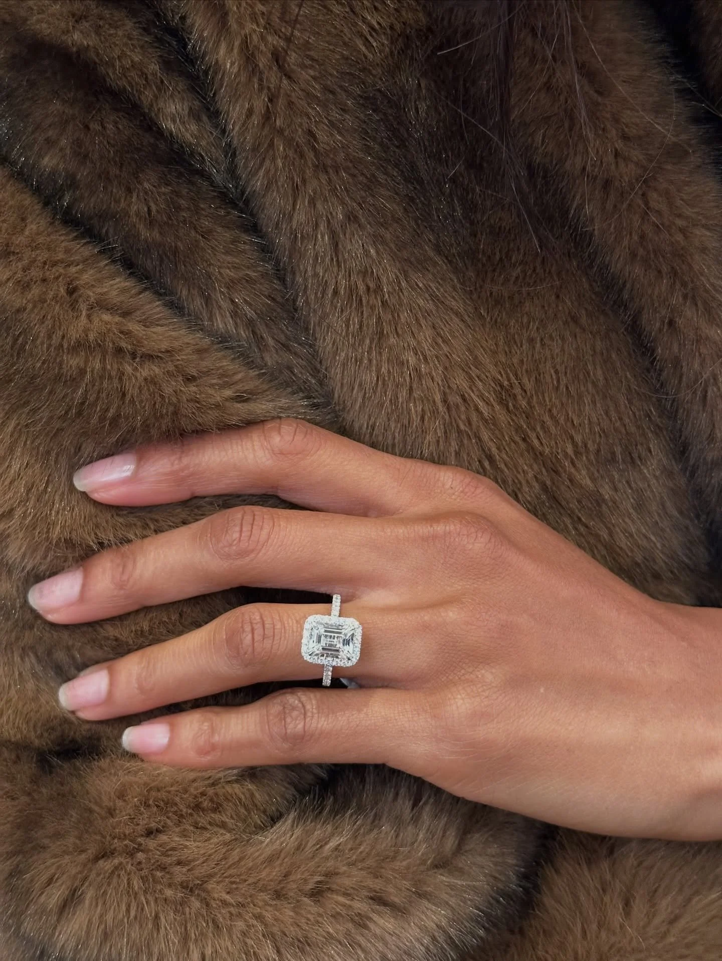 Smuk ring med diamanter og hvid topas 💎💍 Prisen er 19.900kr #gold #diamonds