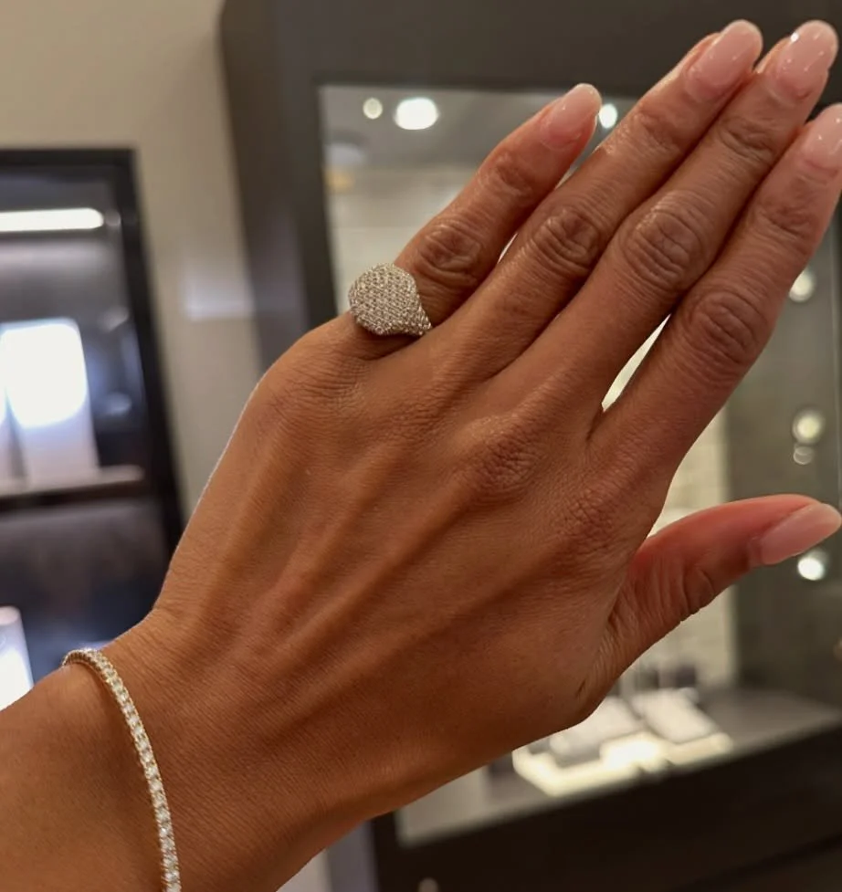 Smukkeste signet ring med diamanter 💎 Prisen er 33.900kr #gold #diamonds #pav&eacute;