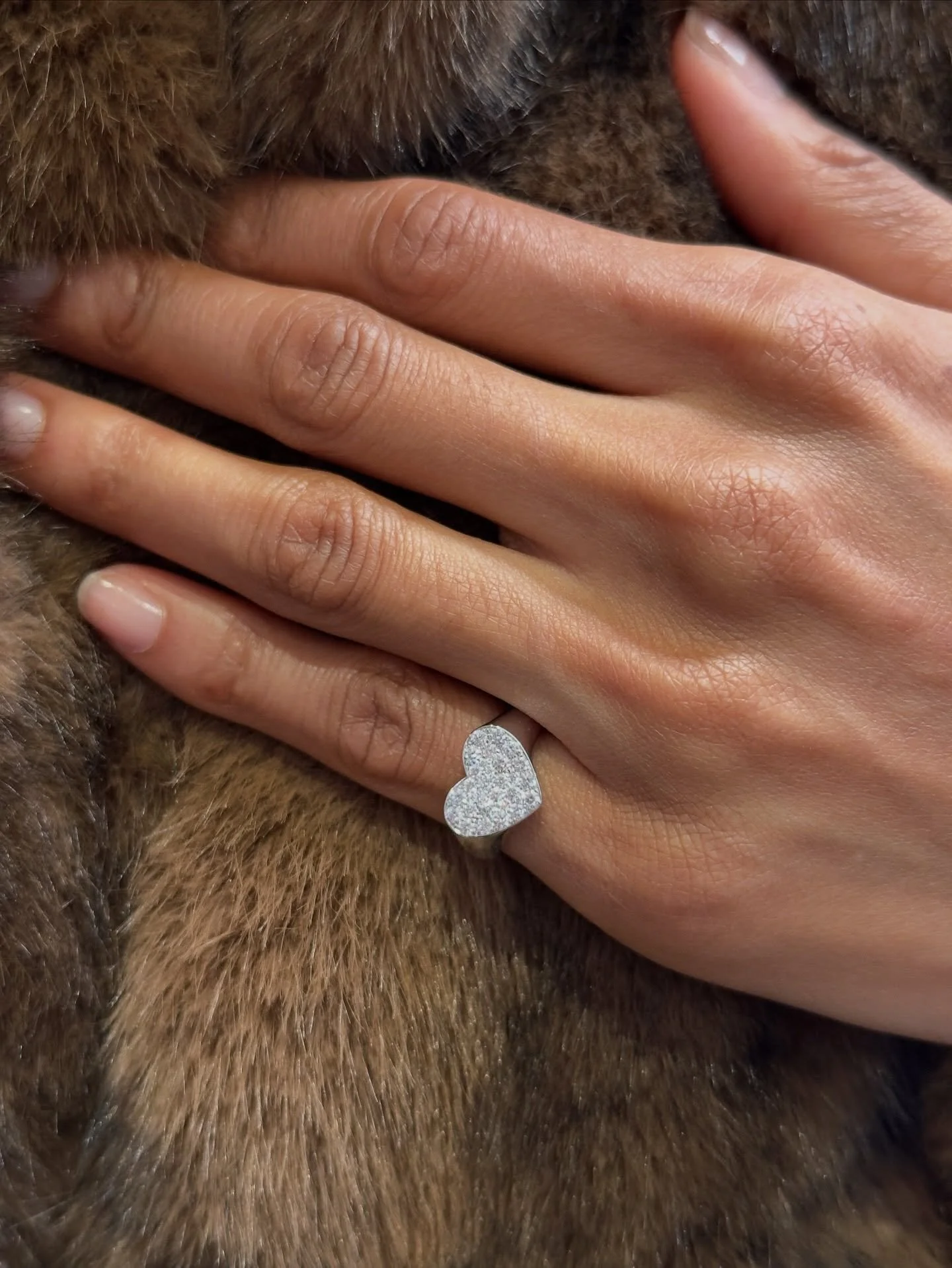 Smukkeste hjertering med diamanter 💎 Prisen er 18.900kr #gold #diamonds #hearts