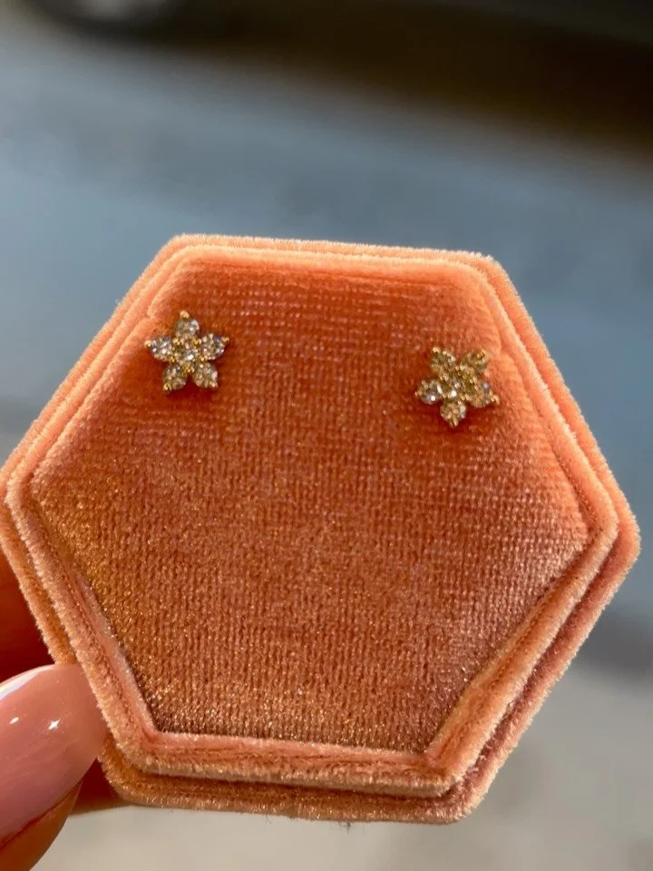 Fine &oslash;reringe med diamanter✨ Prisen er 7900kr &amp; 10.900kr #gold #diamonds #stars