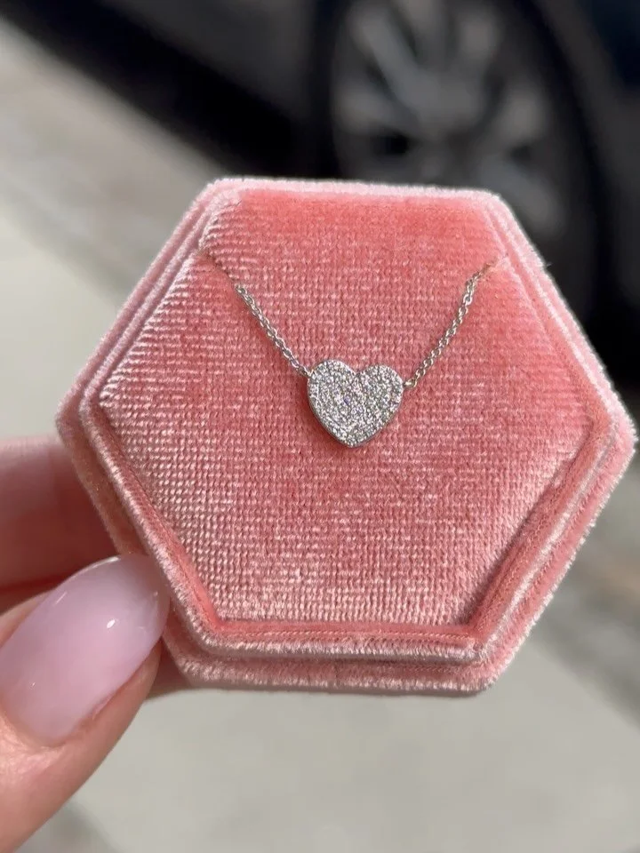 Fineste k&aelig;de med diamanter💎 Prisen er 5100kr ❤️ vi har kun en enkelt tilbage ❤️
