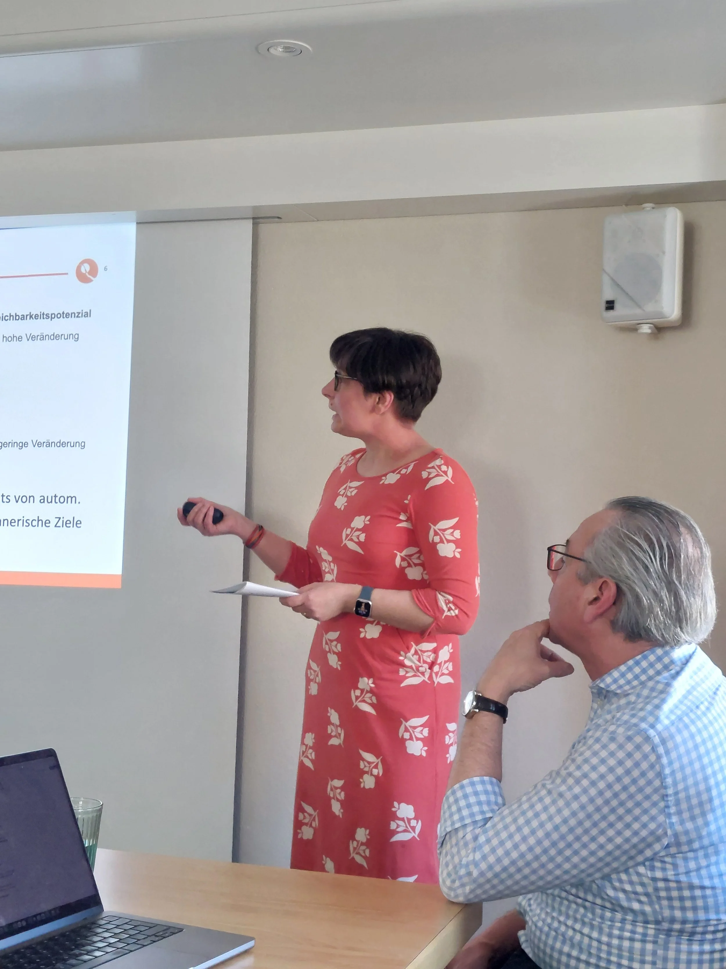 Austauschrunde Tag 1 – Vortrag von Eva-Maria Kopf (RZU)