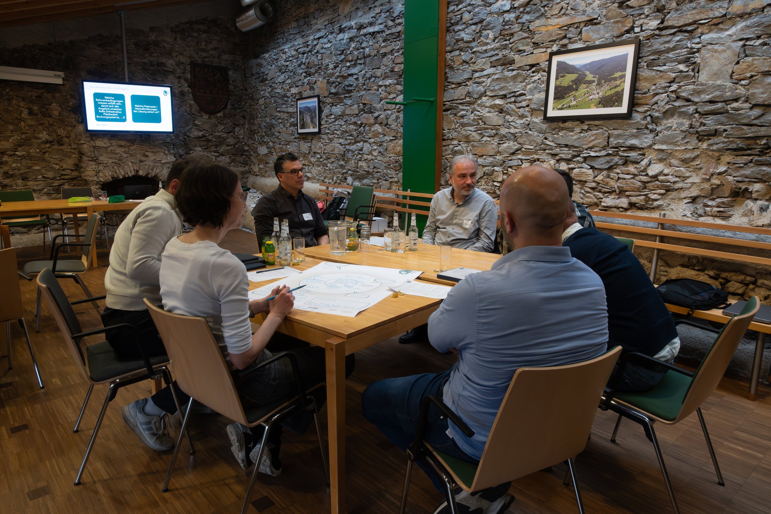 Diskussion am Workshoptisch zu möglichen regionsspezifischen Anwendungen