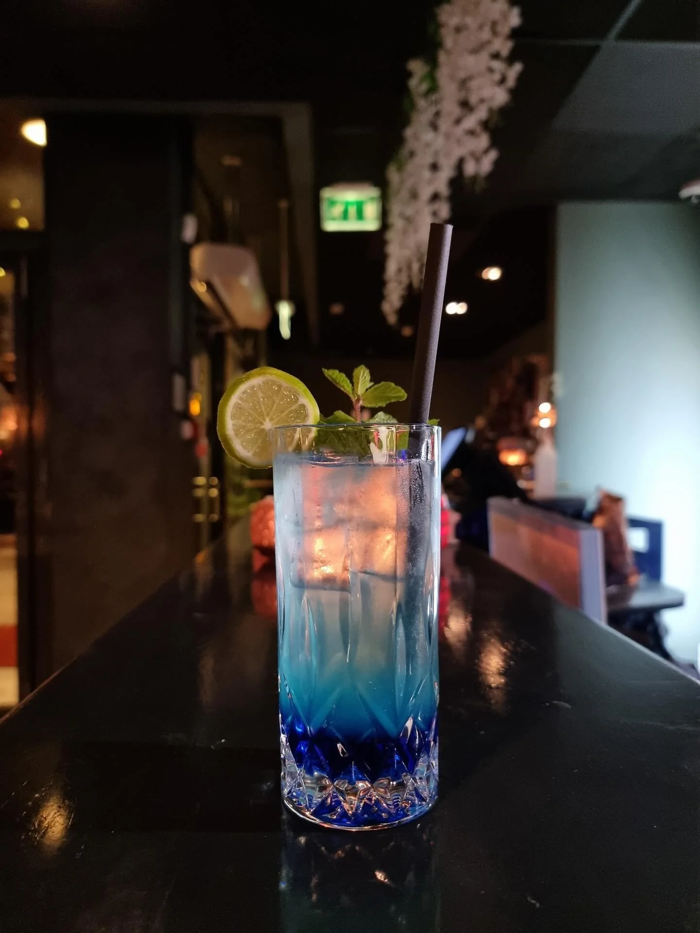 Det finnes kvelder n&aring;r du har lyst p&aring; noe litt mer enn det vanlige. Denne drinken, for eksempel. 💫🍹 Den er klar. Er du? 🇮🇳 Sanjay&rsquo;s, indisk mat i Oslo 📍L&oslash;renveien 44, 0585 Oslo 📞 kontakt oss p&aring; +47 22 22 26 00  #b