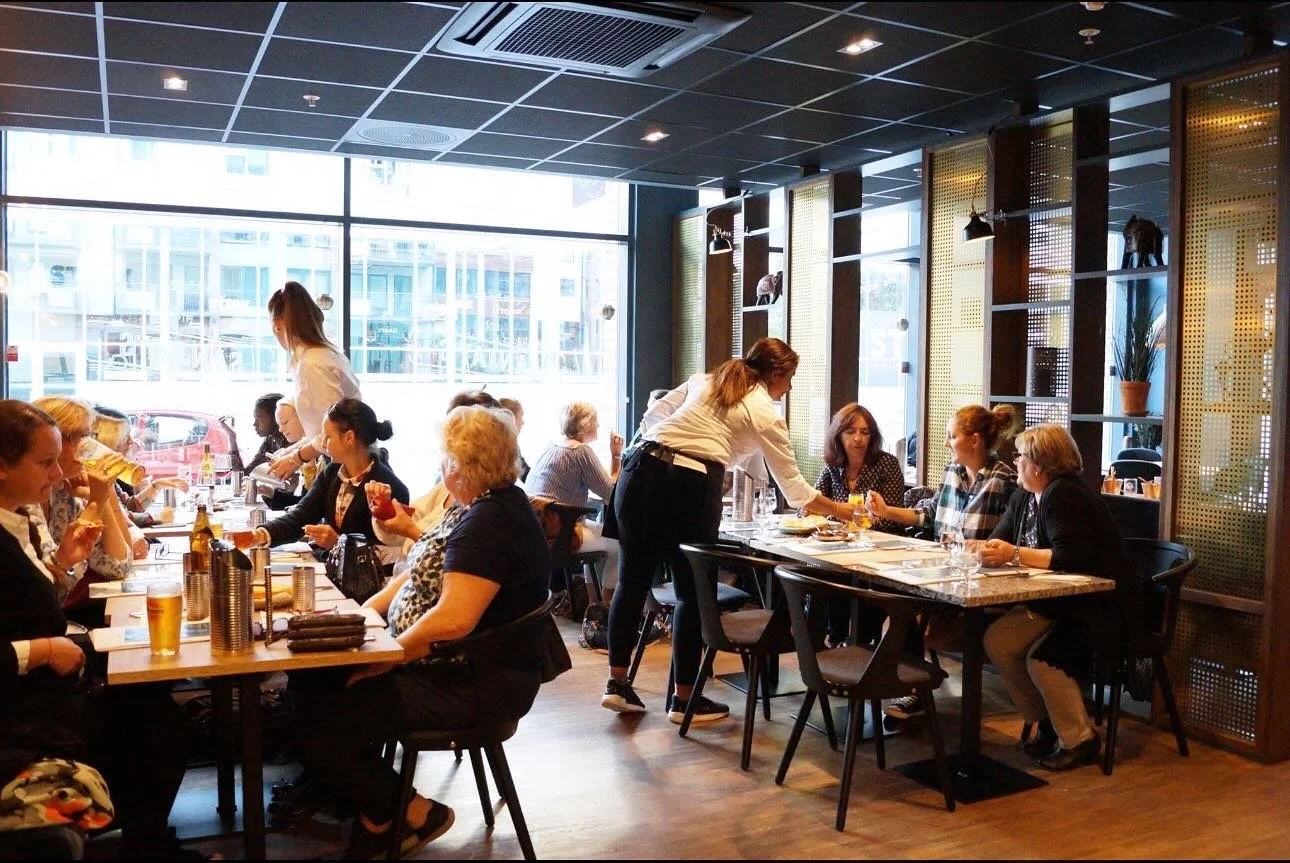 Et bord, en atmosf&aelig;re, et hyggelig &oslash;yeblikk &aring; nyte. Kom og nyt v&aring;r innbydende plass! 🌱🍴 🇮🇳Sanjay&rsquo;s, indisk mat med ferske r&aring;varer 📍L&oslash;renveien 44, Oslo. 📞 Kontakt oss p&aring; 22 22 26 00 #sanjays #san